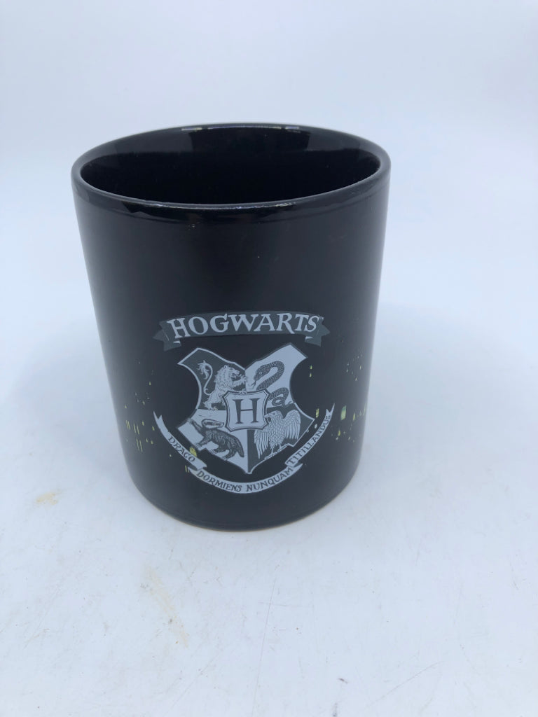 HOGWARTS CREST MUG.