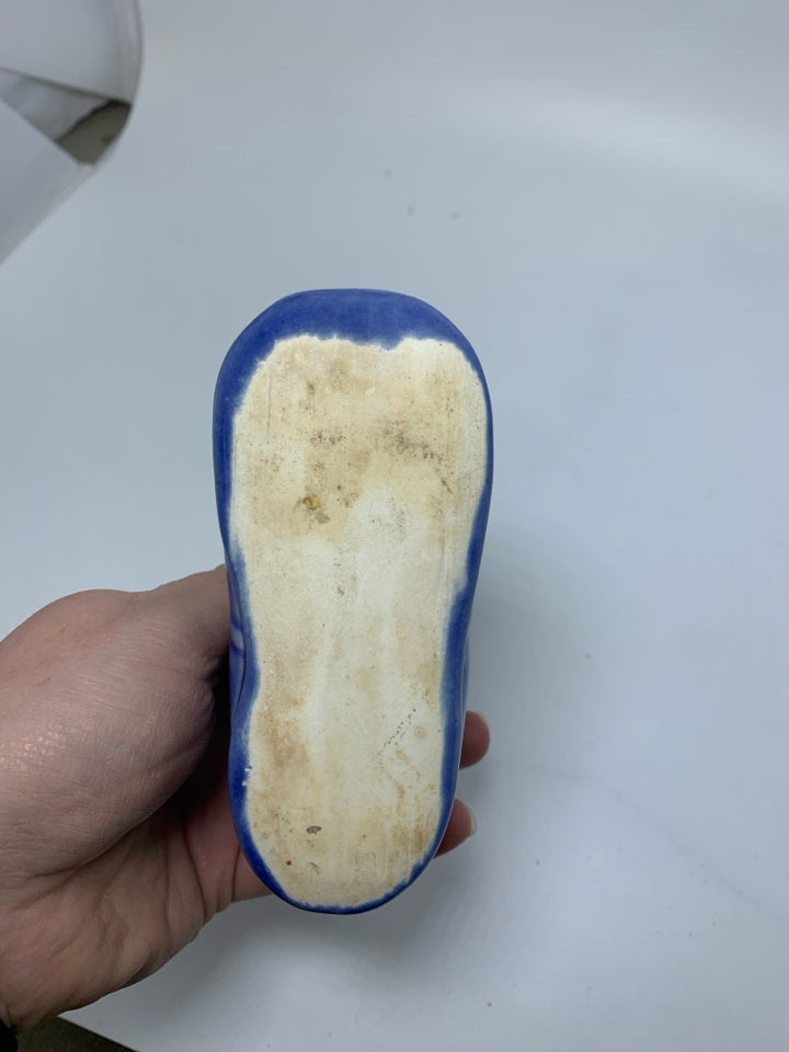 VTG POTTERY BABY SHOE W/ GOLD LACES.