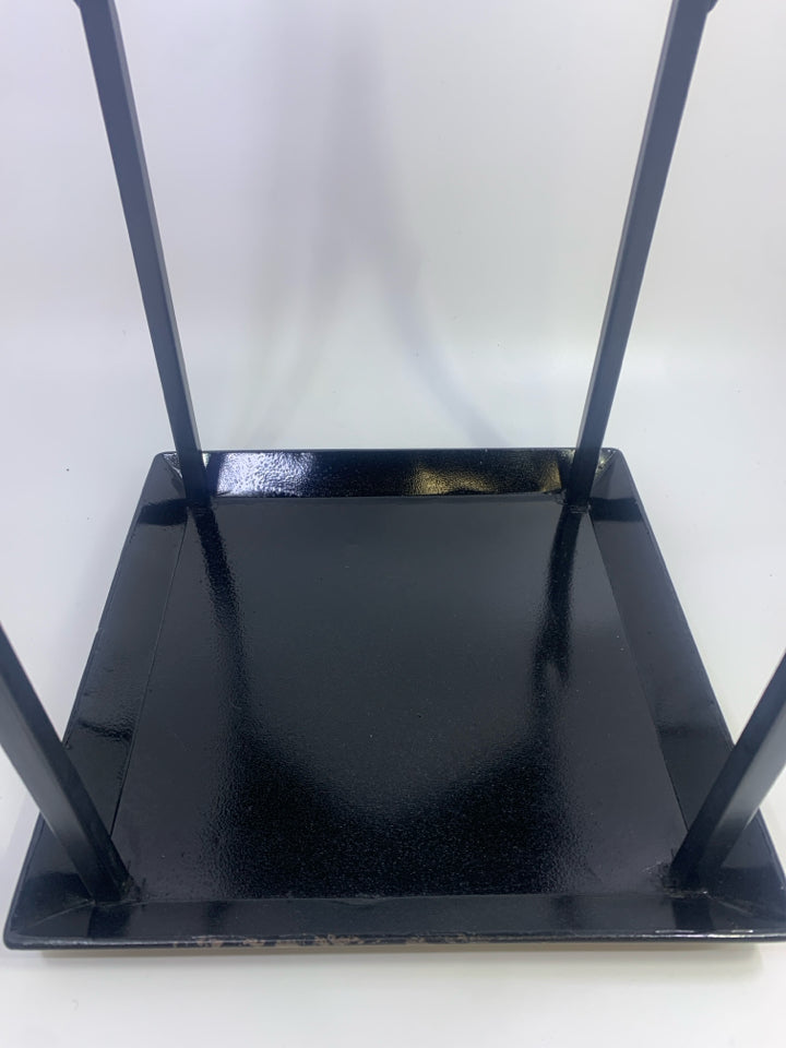 BLACK METAL HANGING LANTERN.