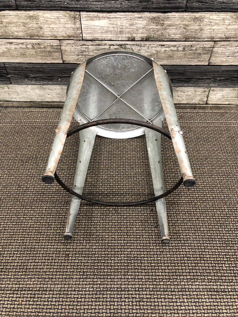 GALVANIZED RUSTIC METAL STOOL.
