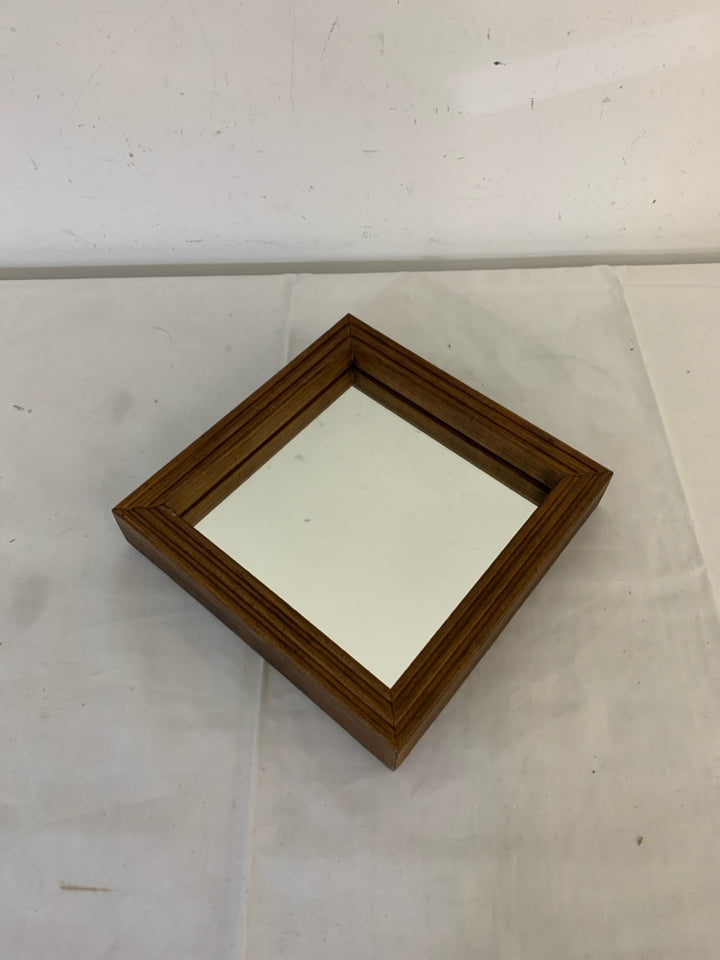 SMALL SQUARE MIRROR IN DARK WOOD FRAME.