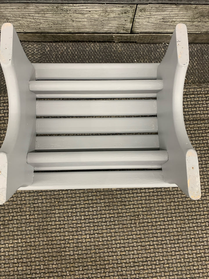 GREY PAINTED WOOD FOOT STOOL.