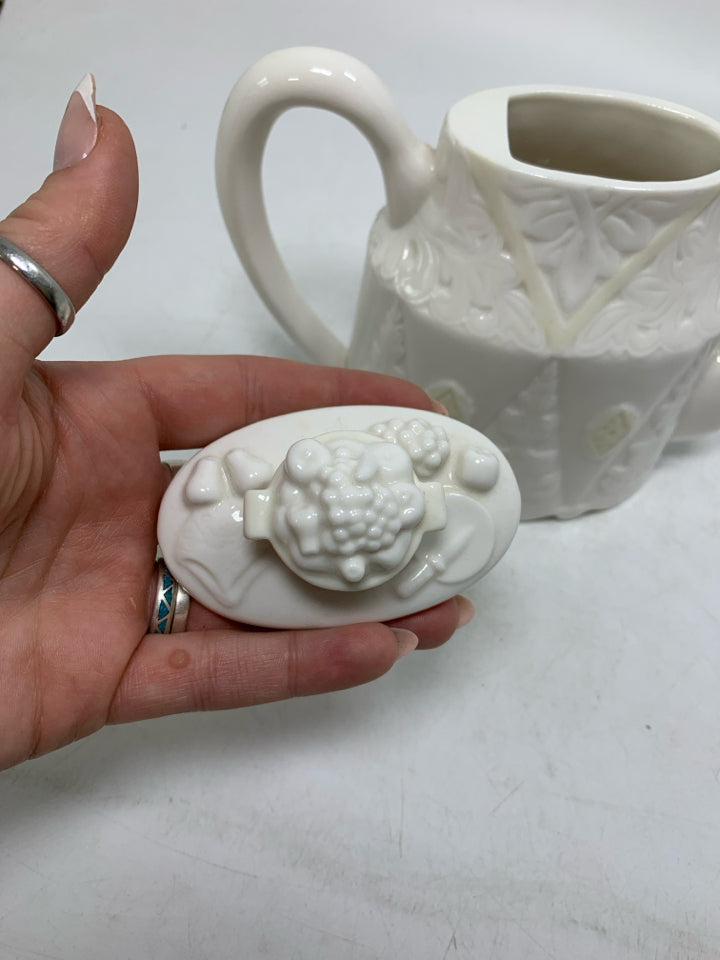 EMBOSSED BUTLER'S PANTRY TEA POT W/ 3D FRUIT LID.