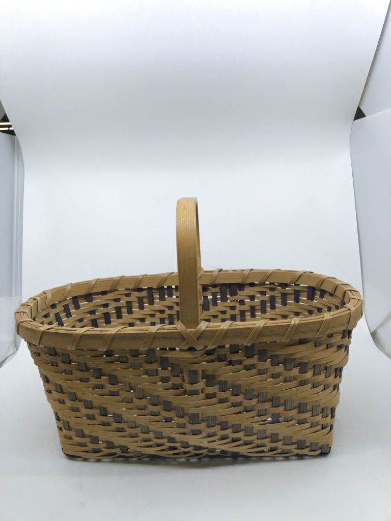 2 TONED OVAL BLONDE WOOD BASKET W SINGLE HANDLE.