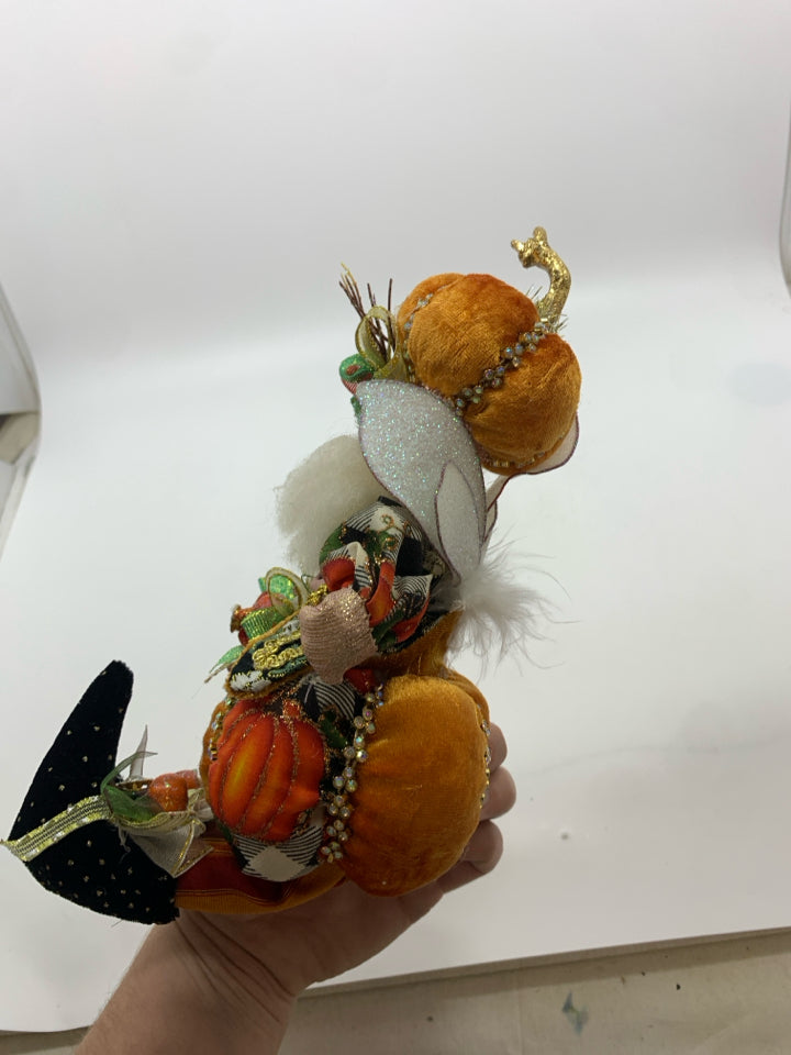 PUMPKIN ELF DECOR.