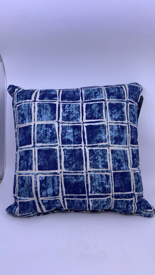 BLUE SQUARE OUTDOOR PILLOW.