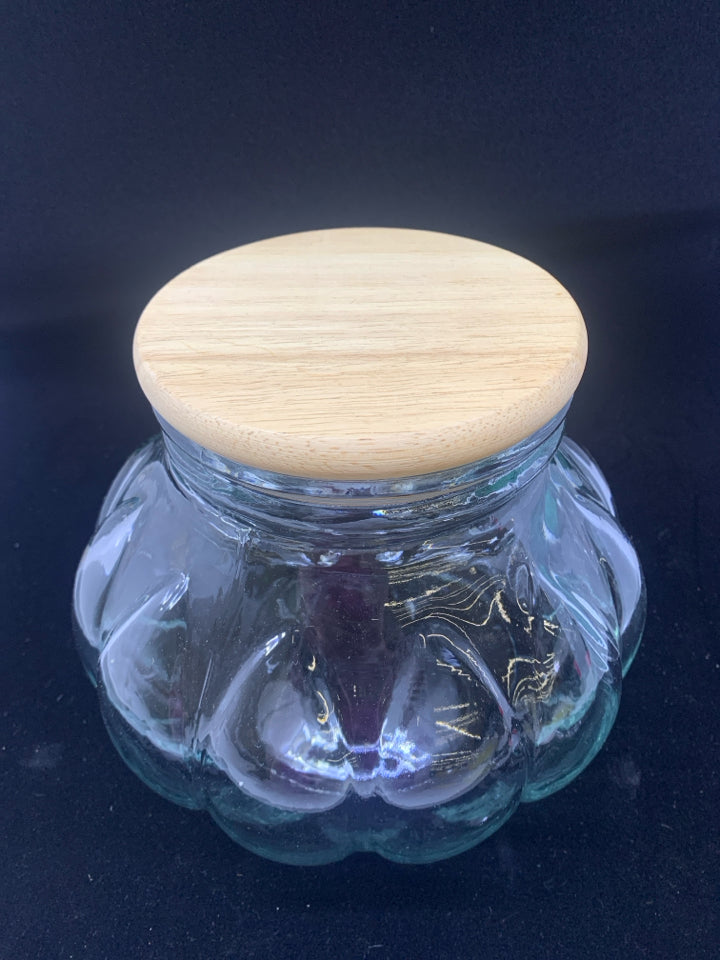 LARGE ROUND GLASS ONION JAR W/BAMBOO LID.