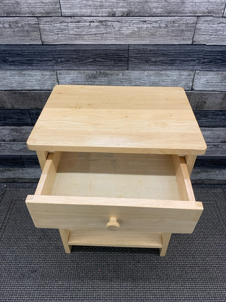 BLONDE WOOD END TABLE W/DRAWER.