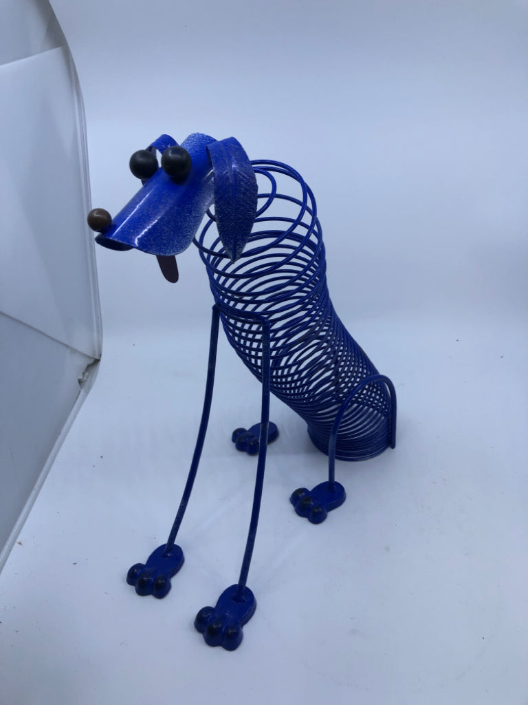 METAL SLINKY DOG SHELF DECOR.
