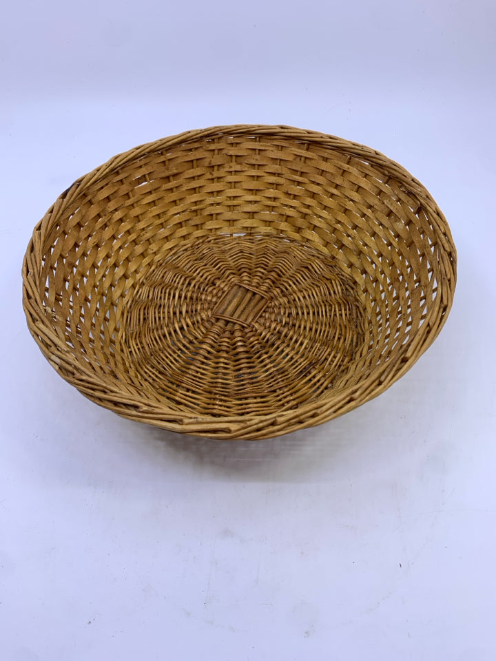 SMALL ROUND TIGHT WOVEN BASKET.