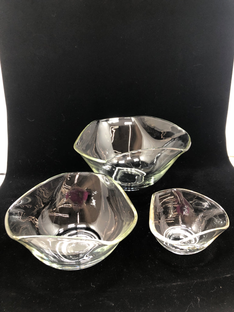 3PC TRIANGULAR GLASS SERVING BOWLS.