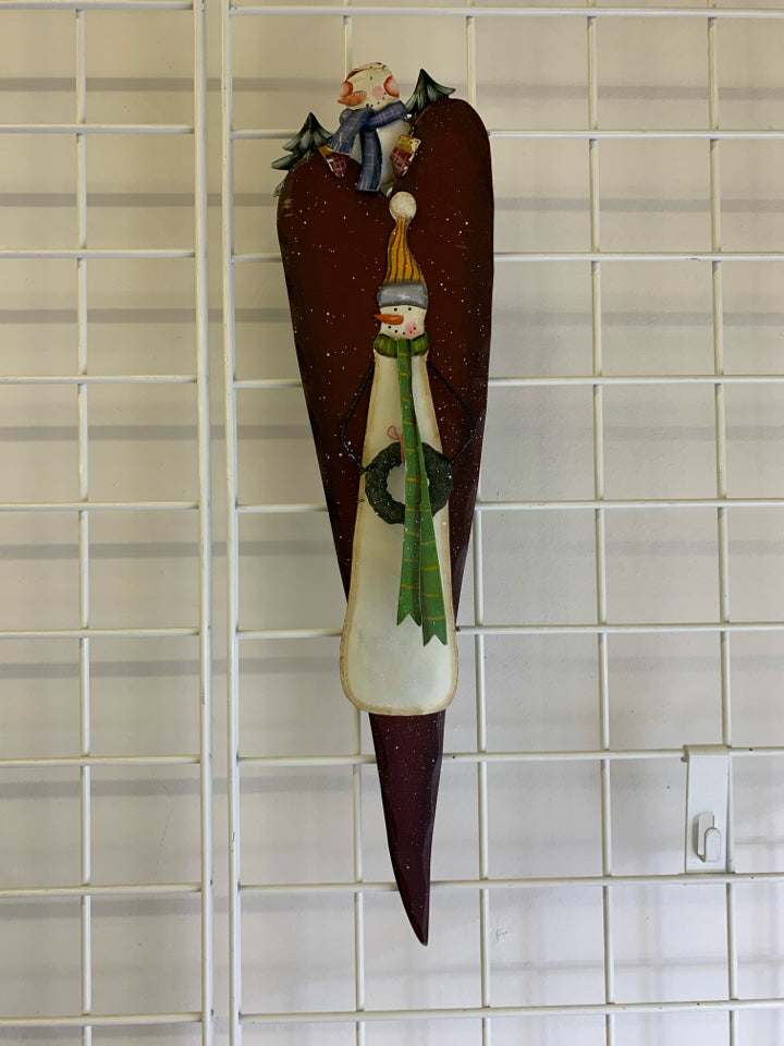 RED HEART SNOWMAN WALL DECOR.