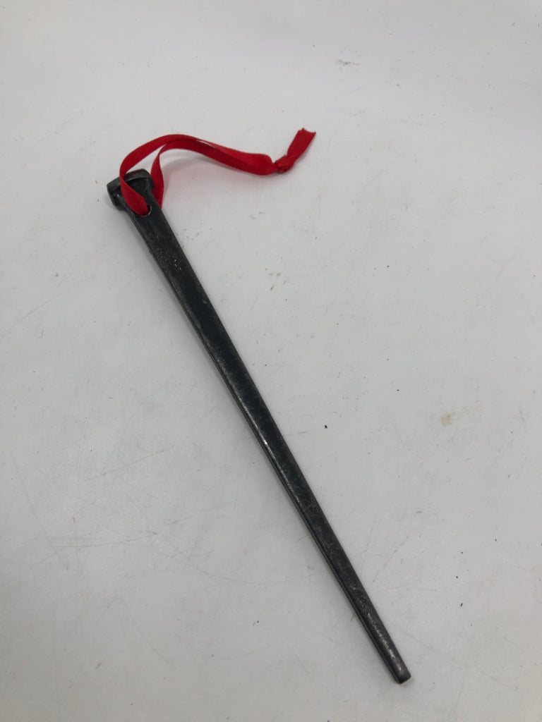 SQUARE-CUT SPIKE NAIL ORNAMENT.