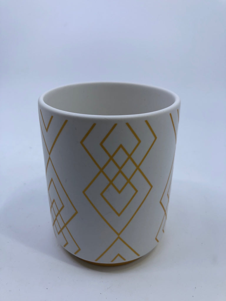 WHITE W GOLD DETAIL PENCIL CUP.
