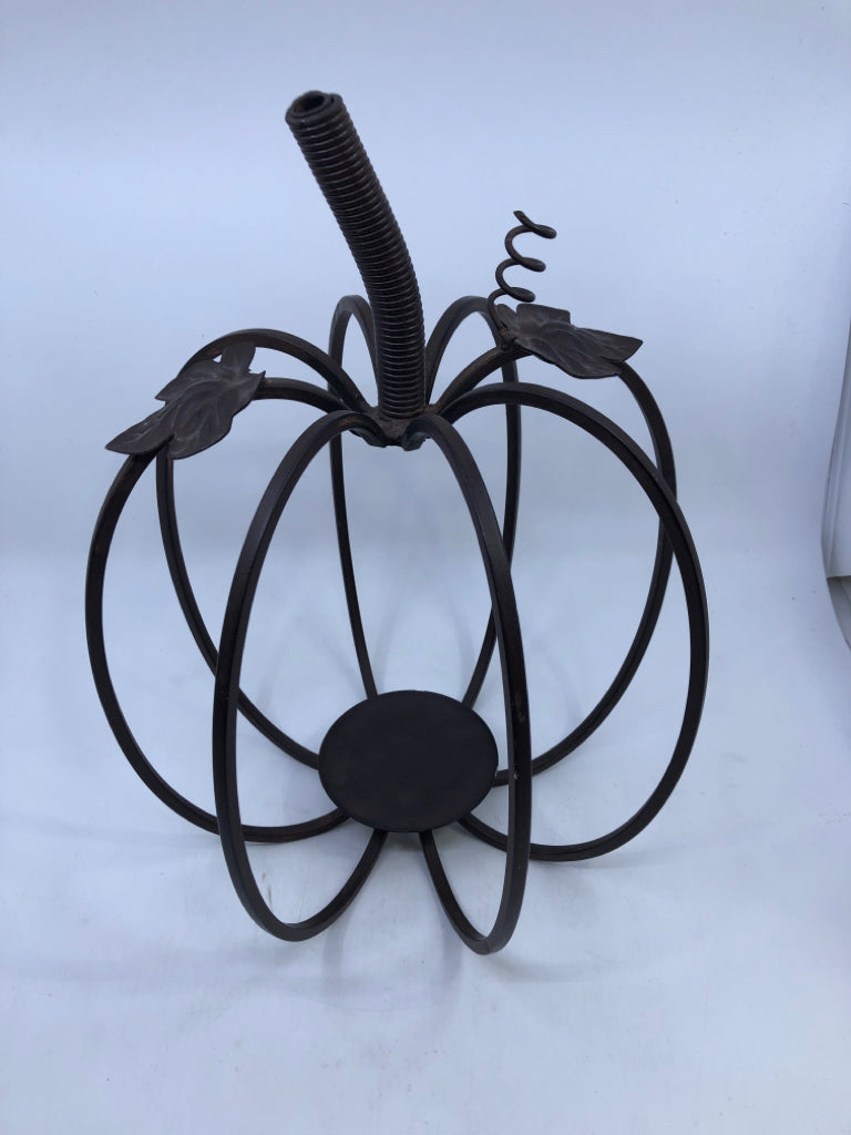 BROWN METAL PUMPKIN CANDLE HOLDER.
