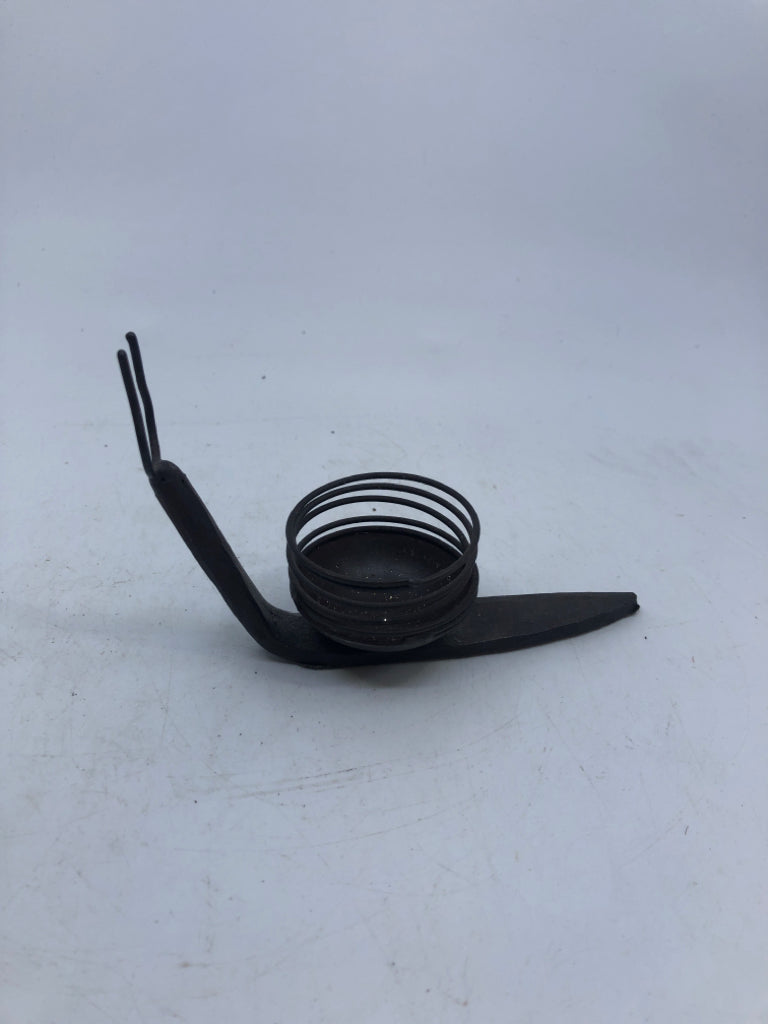 METAL SNAIL TEA LIGHT HOLDER.