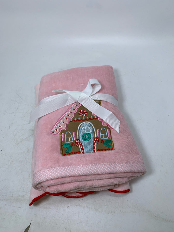NIP 2 PINK HAND TOWELS GINGERBREAD HOUSE & CANDY CUPCAKES AND CASHMERE.