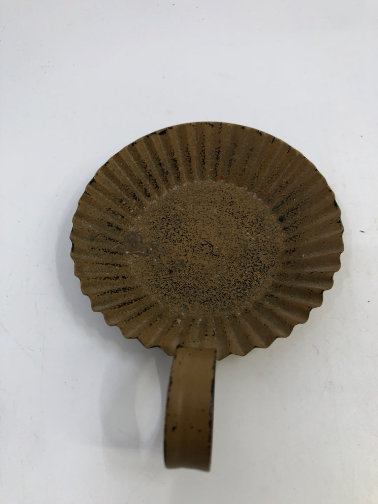 SMALL TAN PRIMITIVE METAL CANDLE HOLDER W/HANDLE.