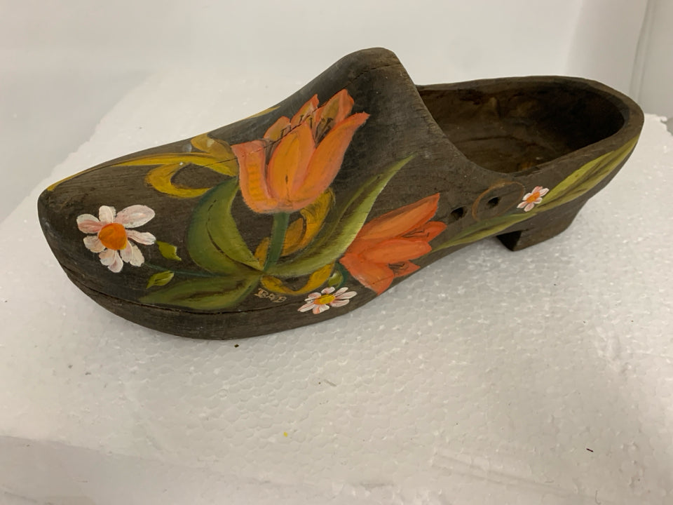 VTG DARK BROWN WOOD CLOG PAINTED FLOWER DECOR.