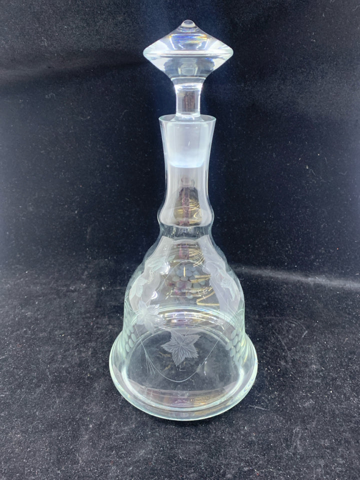 5PC ETCHED GRAPES AND LEAVES PATTERN - 4 WINE GLASSES AND DECANTER.