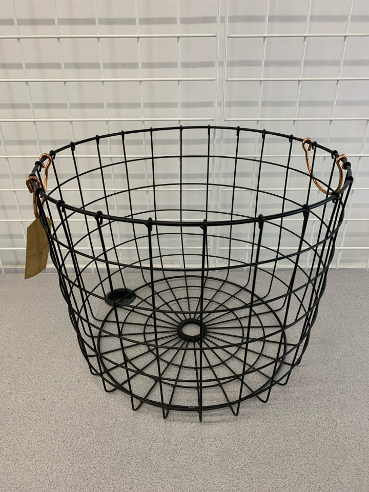 NWT METAL BASKET W/ROSE GOLD HANDLE.