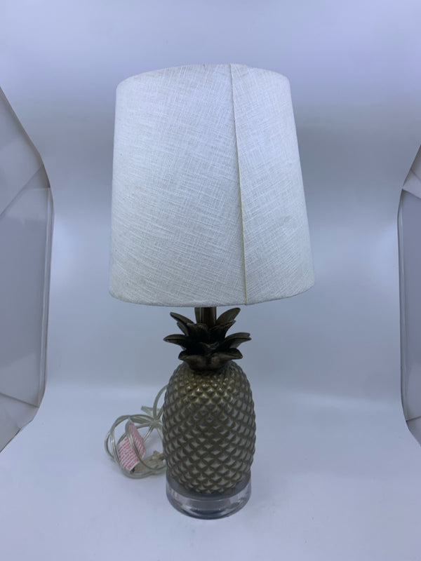 SILVER PINEAPPLE LAMP W/ WHITE SHADE.