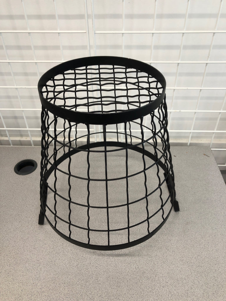 BLACK METAL BASKET.