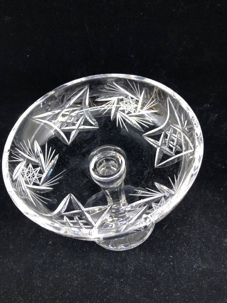 SHALLOW CRYSTAL FOOTED BOWL W/ STAR PATTERN.