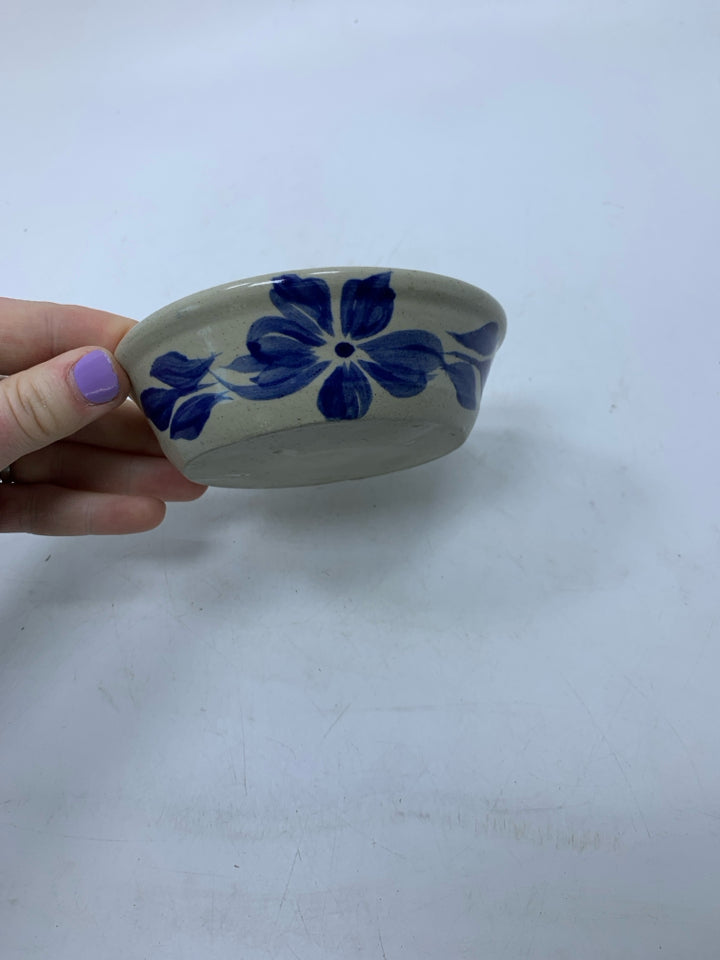 GRAY POTTERY TAPERED CANDLE HOLDER W/ BLUE FLOWER/HANDLE.