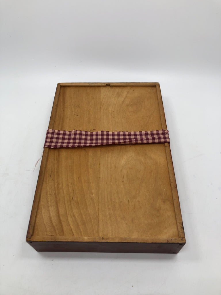 DISTRESSED RED TRAY W/RED PLAID BOW.