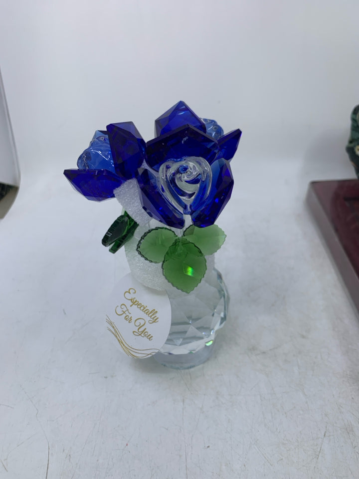 GLASS VASE W/ BLUE ROSE BOUQUET.