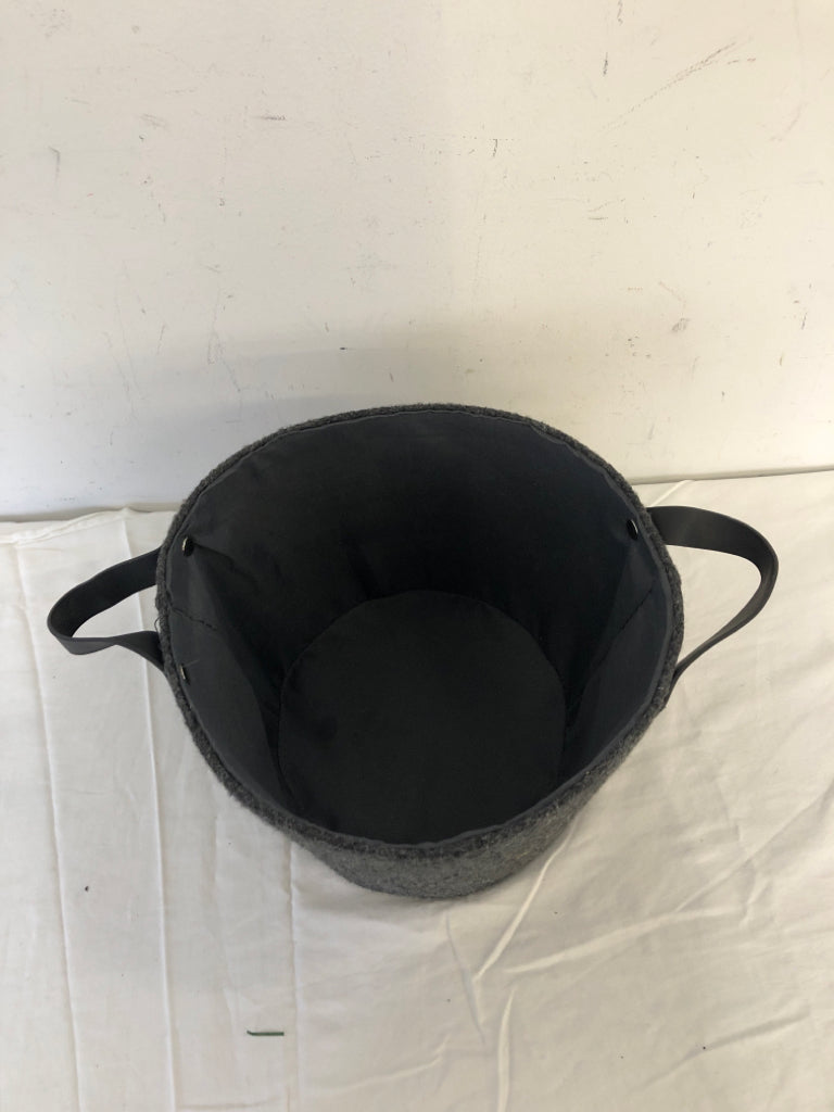 GREY FELT BUCKET W/2 HANDLES.