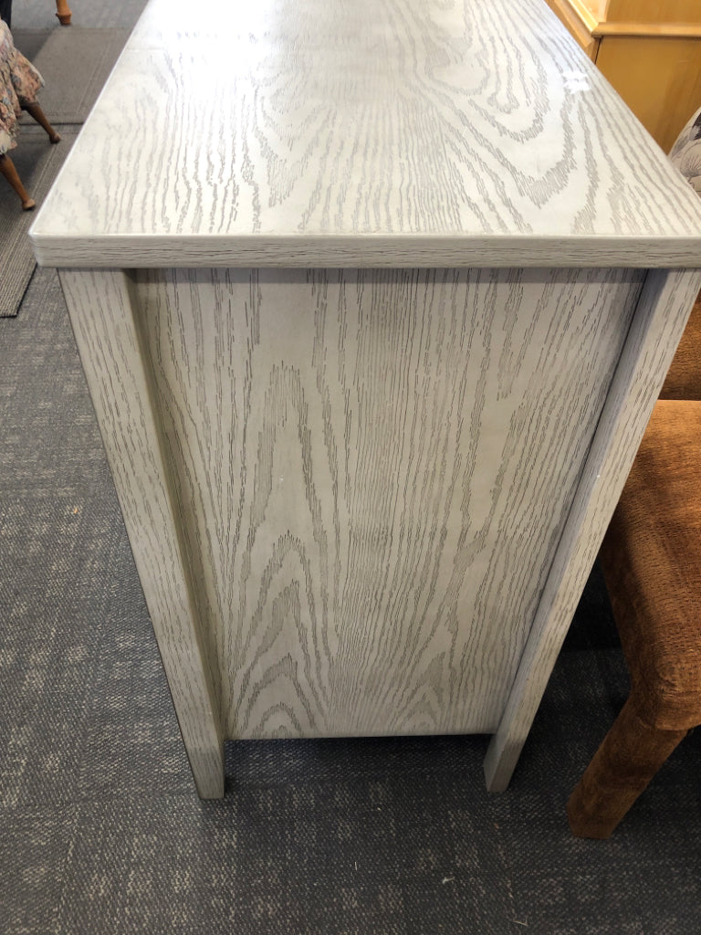 GRAY 3 DRAWER DRESSER *SCRATCHED.