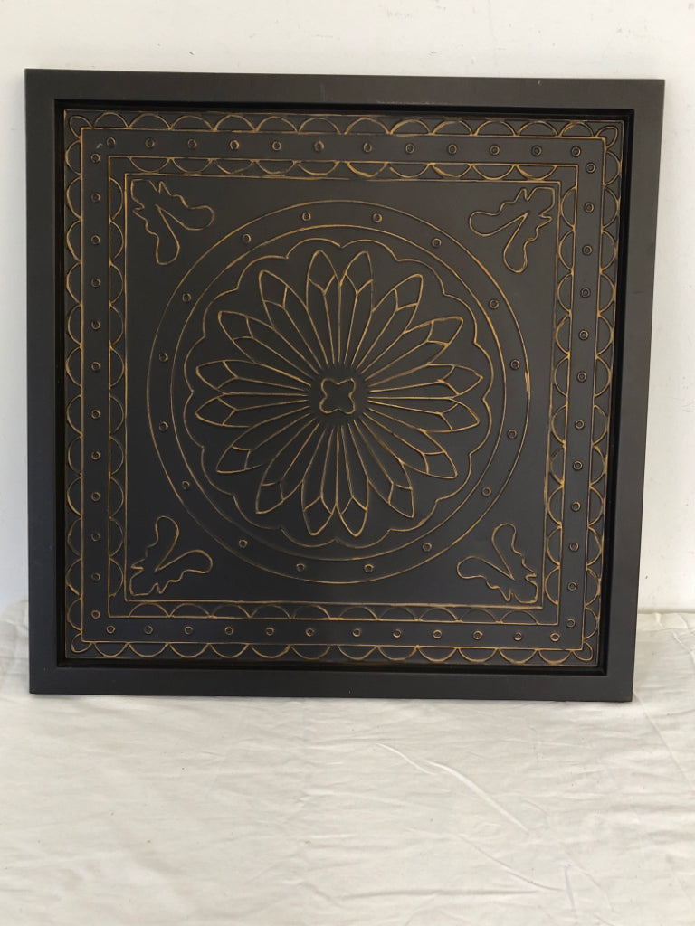 METAL W GOLD DETAIL MEDALLION WALL HANGING.