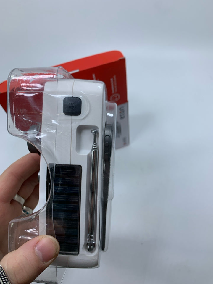 NIB HAND TURNBINE AM/FM WEATHER RADIO.