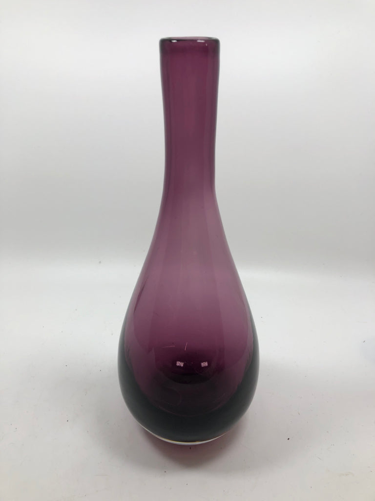 PURPLE BLOWN GLASS NARROW NECK VASE.