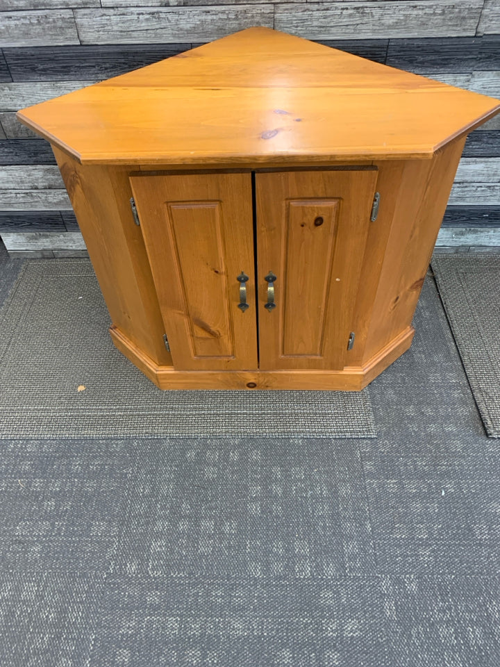 BLONDE WOOD CORNER CABINET.