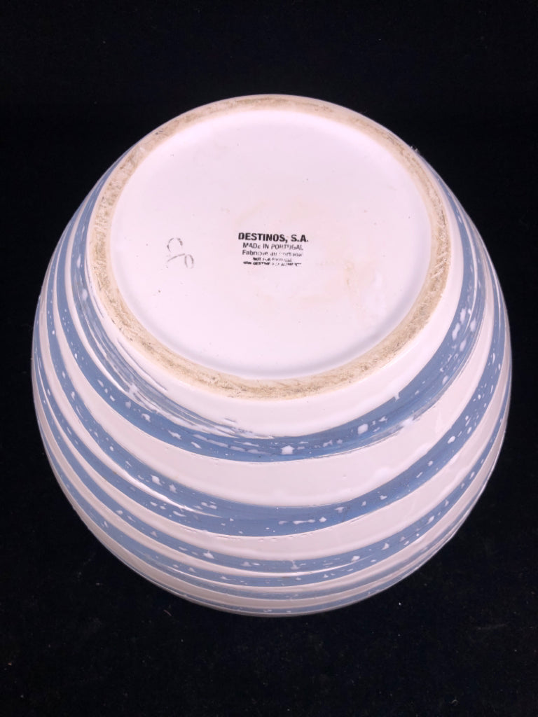 LARGE BLUE AND WHITE PLANTER.