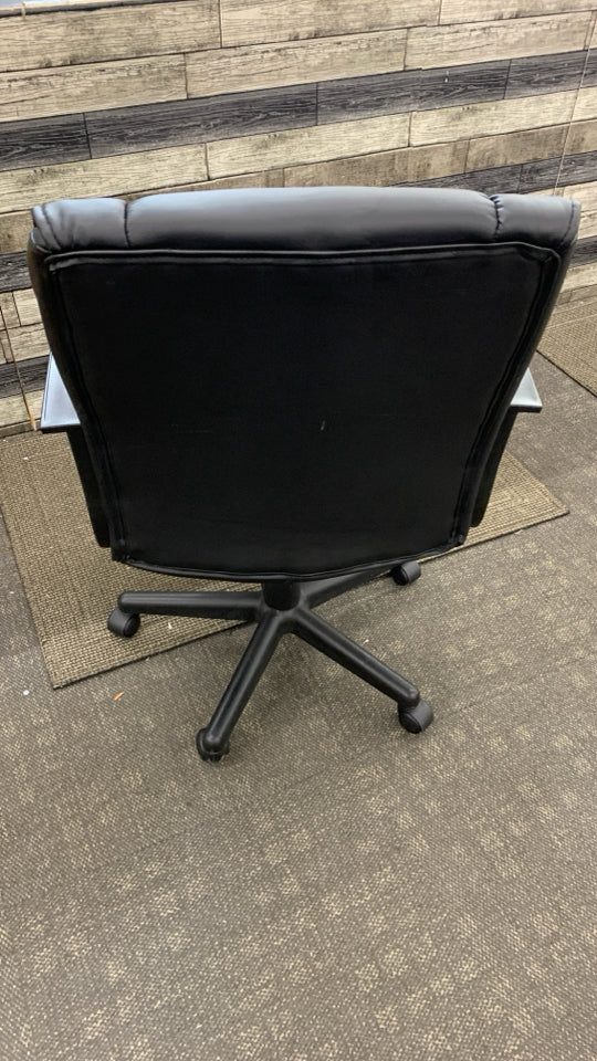 BLACK LEATHER OFFICE CHAIR.