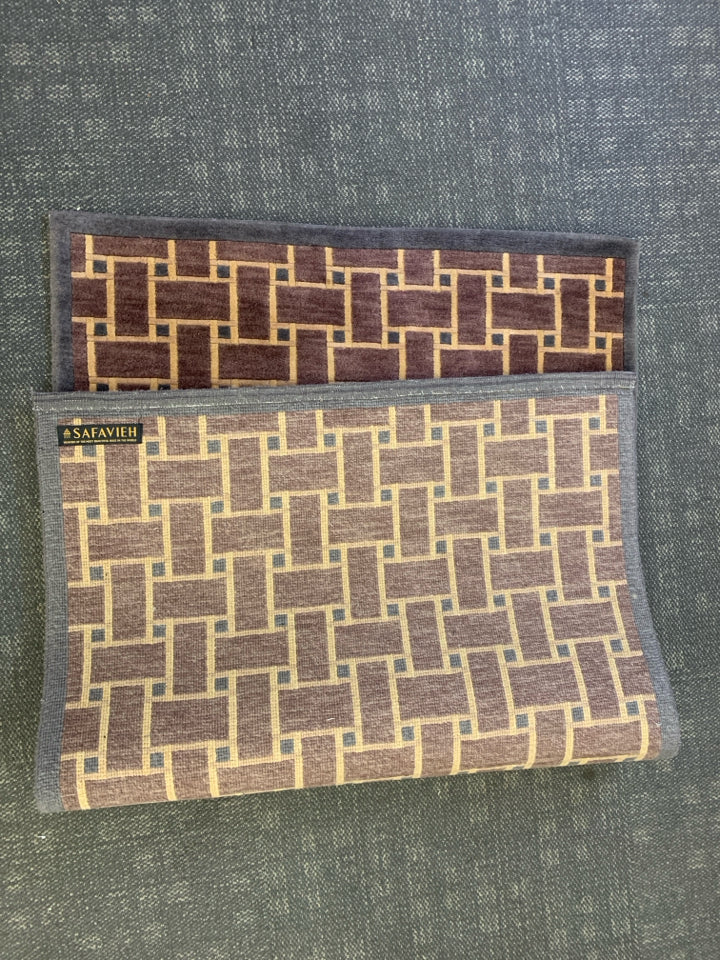 SAFAVIEH MAROON SQAURE PATTERN RUG -ORGANIC.