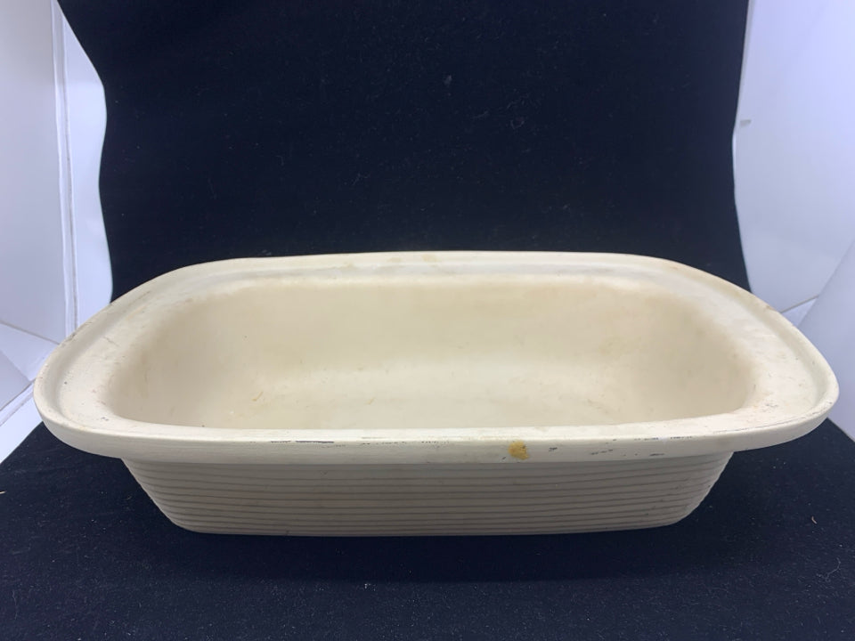 OVAL STONEWARE BAKING ROASTER DISH.