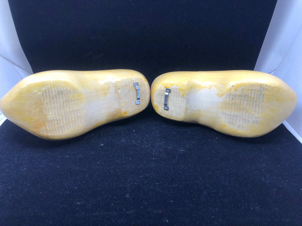 2 WOODEN PAINTED HOLLAND CLOGS.