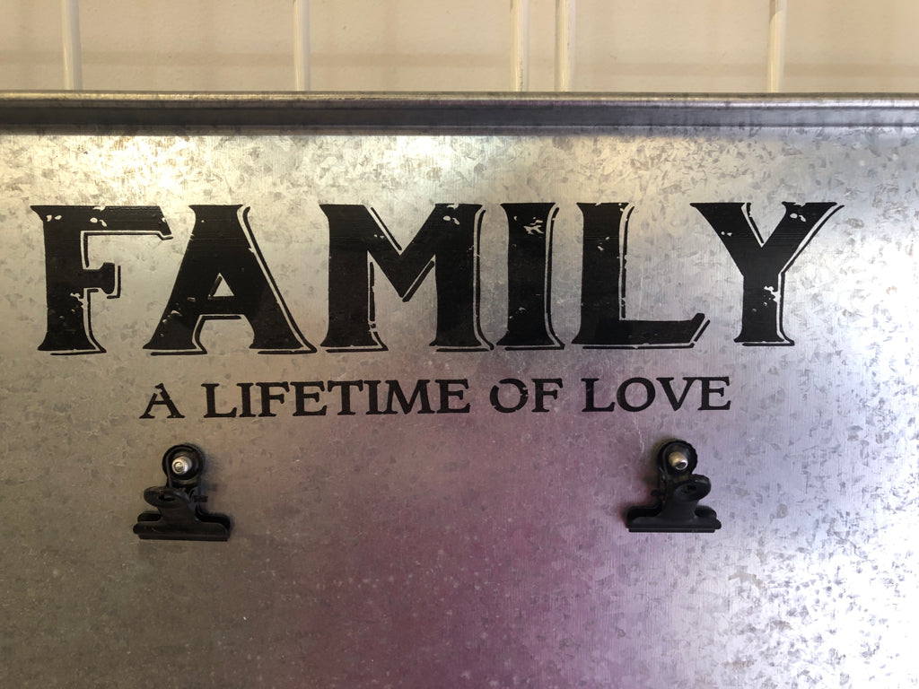 FAMILY LIFETIME OF LOVE METAL PLATTER PHOTO HOLDER.