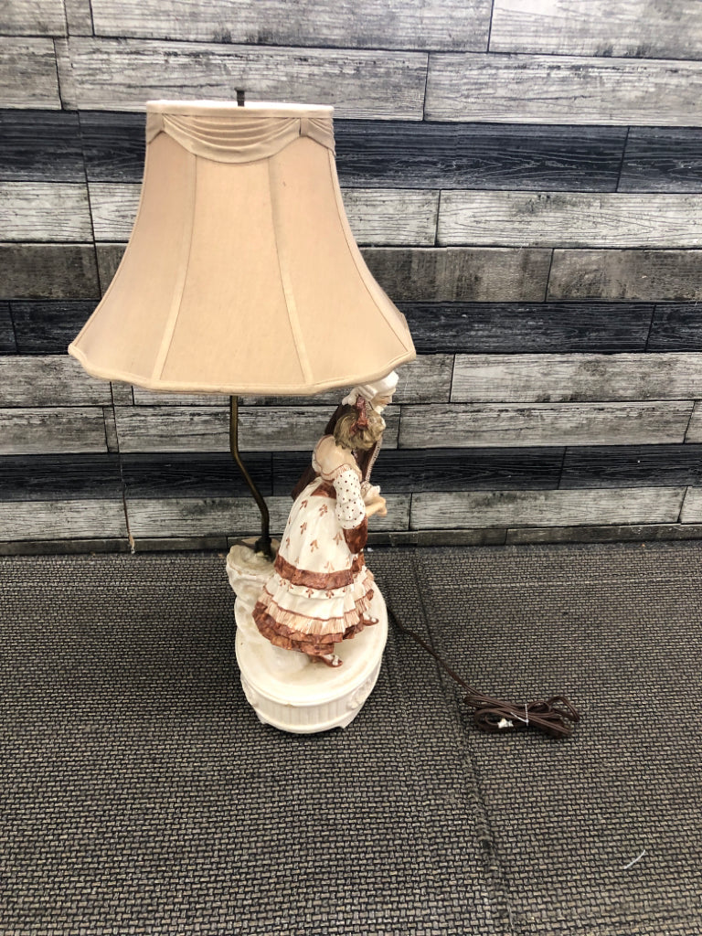 VTG VICTORIAN COUPLE LAMP W BROWN SHADE.