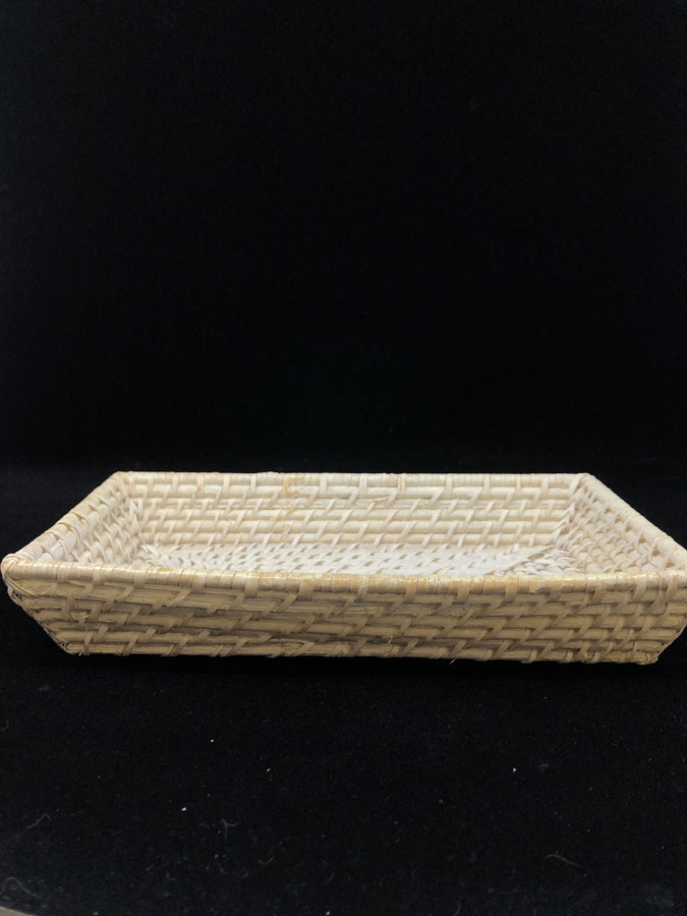 SHALLOW WHITE WICKER TRAY.