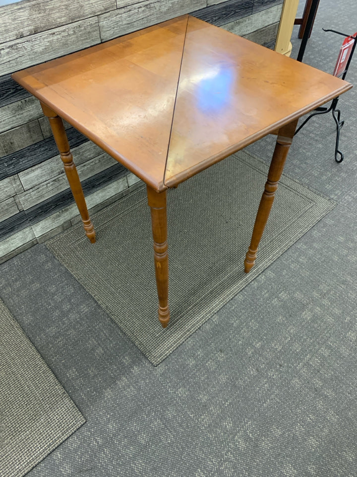 VTG SQUARE- TRIANGLE COLLAPSIBLE TABLE.