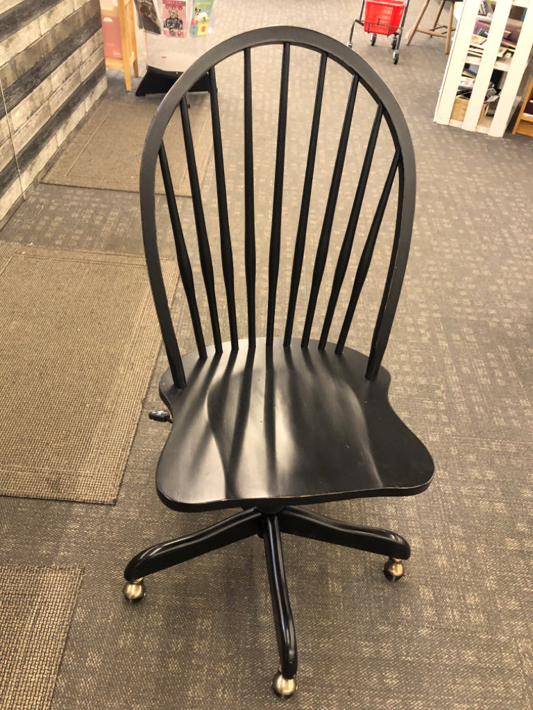 ROLLING BLACK ADJUSTABLE CHAIR.
