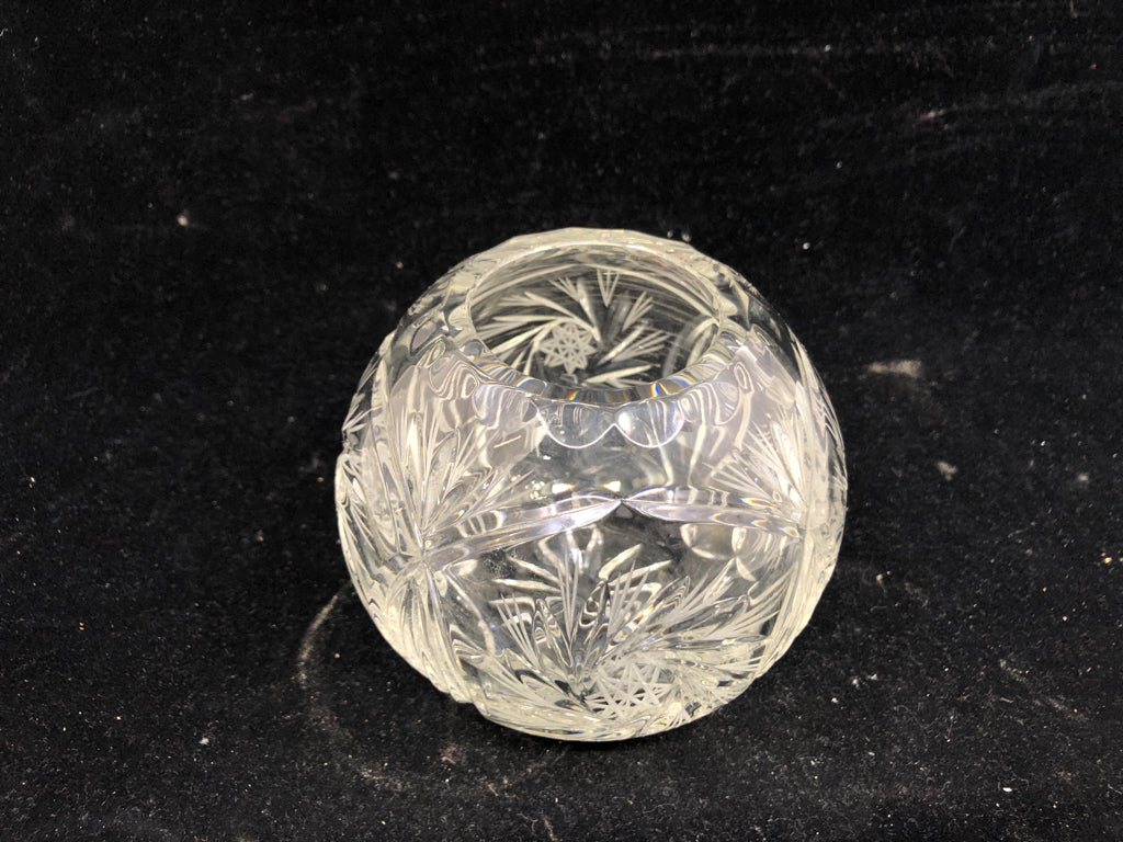 ROUND CUT CRYSTAL VOTIVE HOLDER.