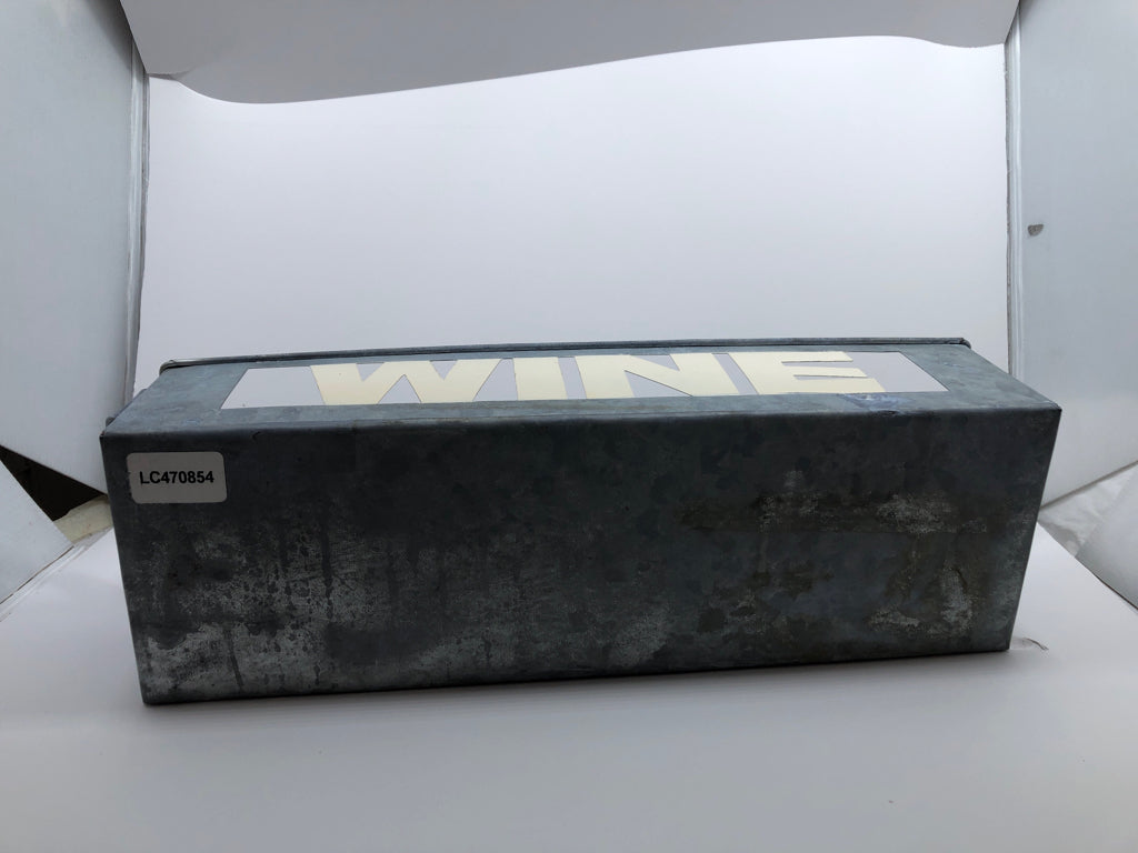 METAL WINE HOLDER W/HANDLES.