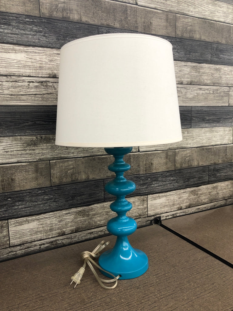 BLUE BUBBLE LAMP W/WHITE SHADE.